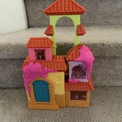 Like new adorable Encanto house that opens up.  Smoke free home. 