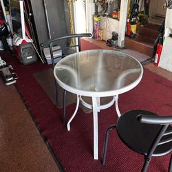Round Table And Chairs