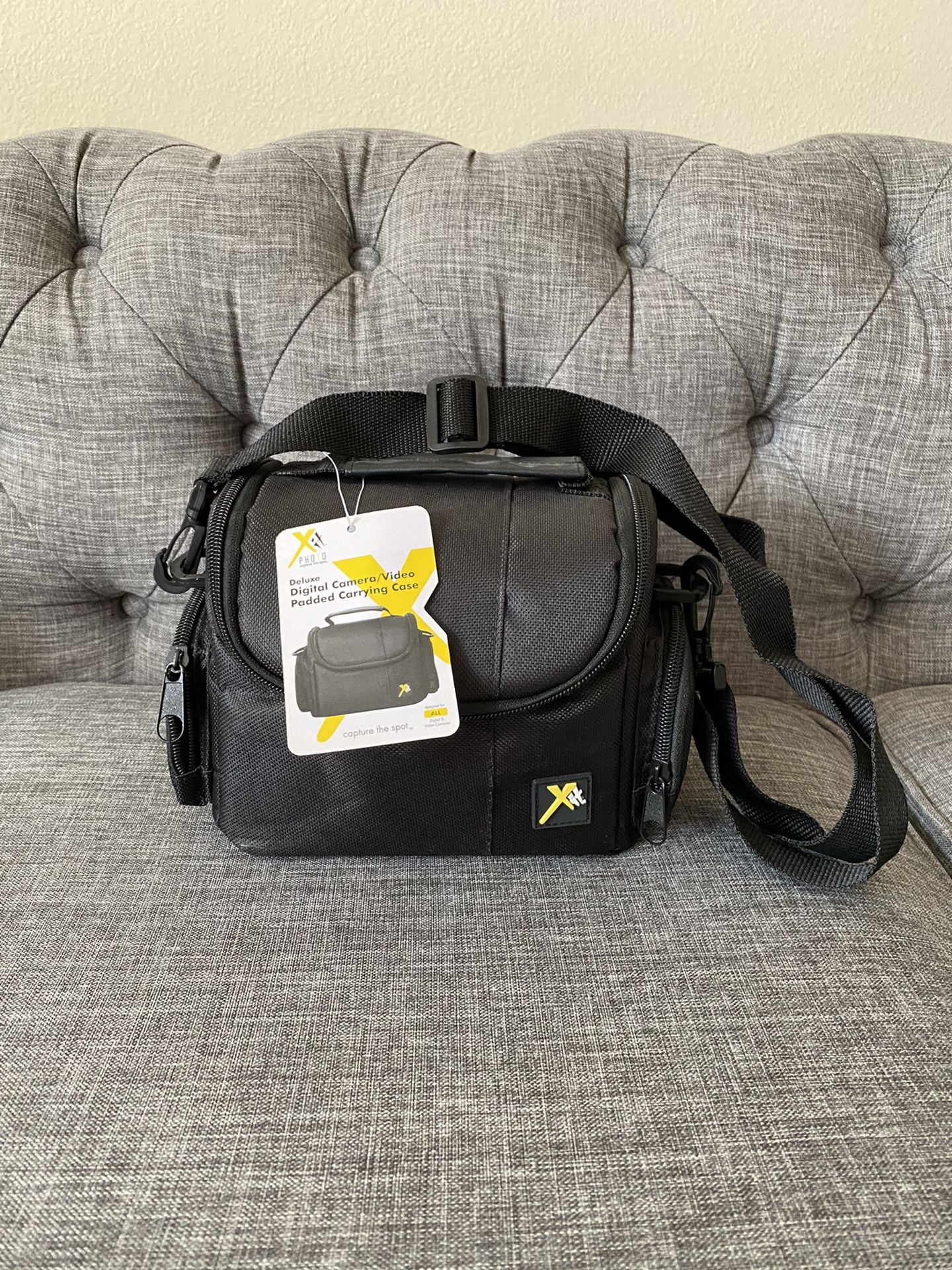 NWT DELUXE DIGITAL CAMERA/VIDEO CARRYING CASE