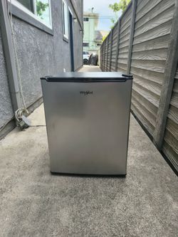 WHIRPOOL MINI FRIDGE IN EXELENT WORKING CONDITION FOR ONLY $60
