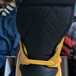 Black/Yellow Jordan 1s