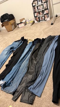 Maternity clothes L or XL