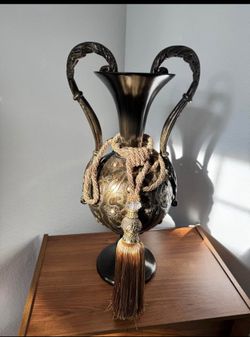 Elegant Antique-Style Decorative Vase – Bronze Finish with Ornate Details