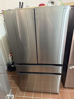 SAMSUNG BESPOKE 36” STANDARD-DEPTH BEVERAGE CENTER. 4 -DOOR SMART COMPATIBLE FRENCH DOOR REFRIGERATOR WITH DUAL ICE MAKER WITH WATER DISPENSER AND DOO