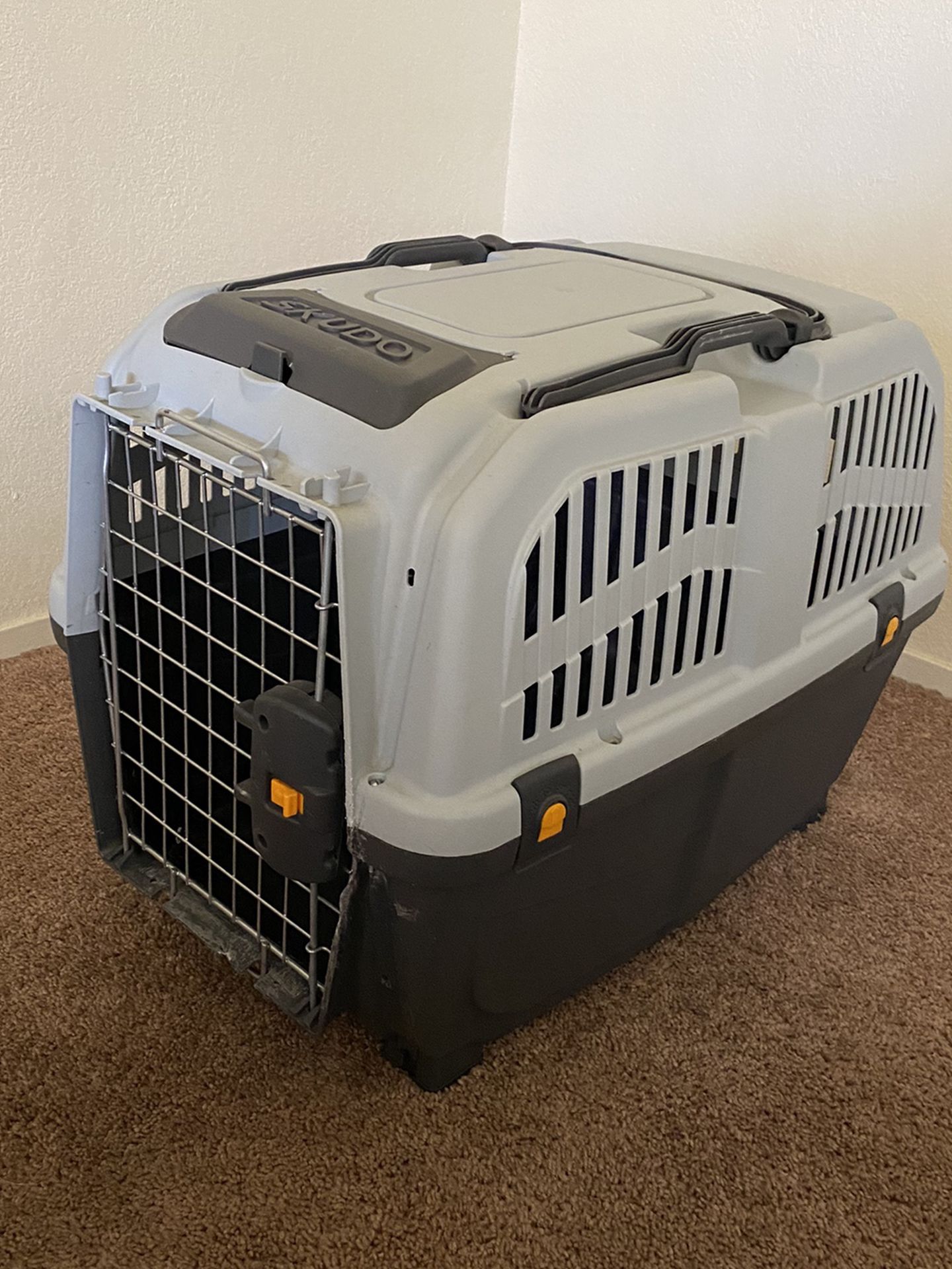 Skudo Plastic Carrier- Dog Crate