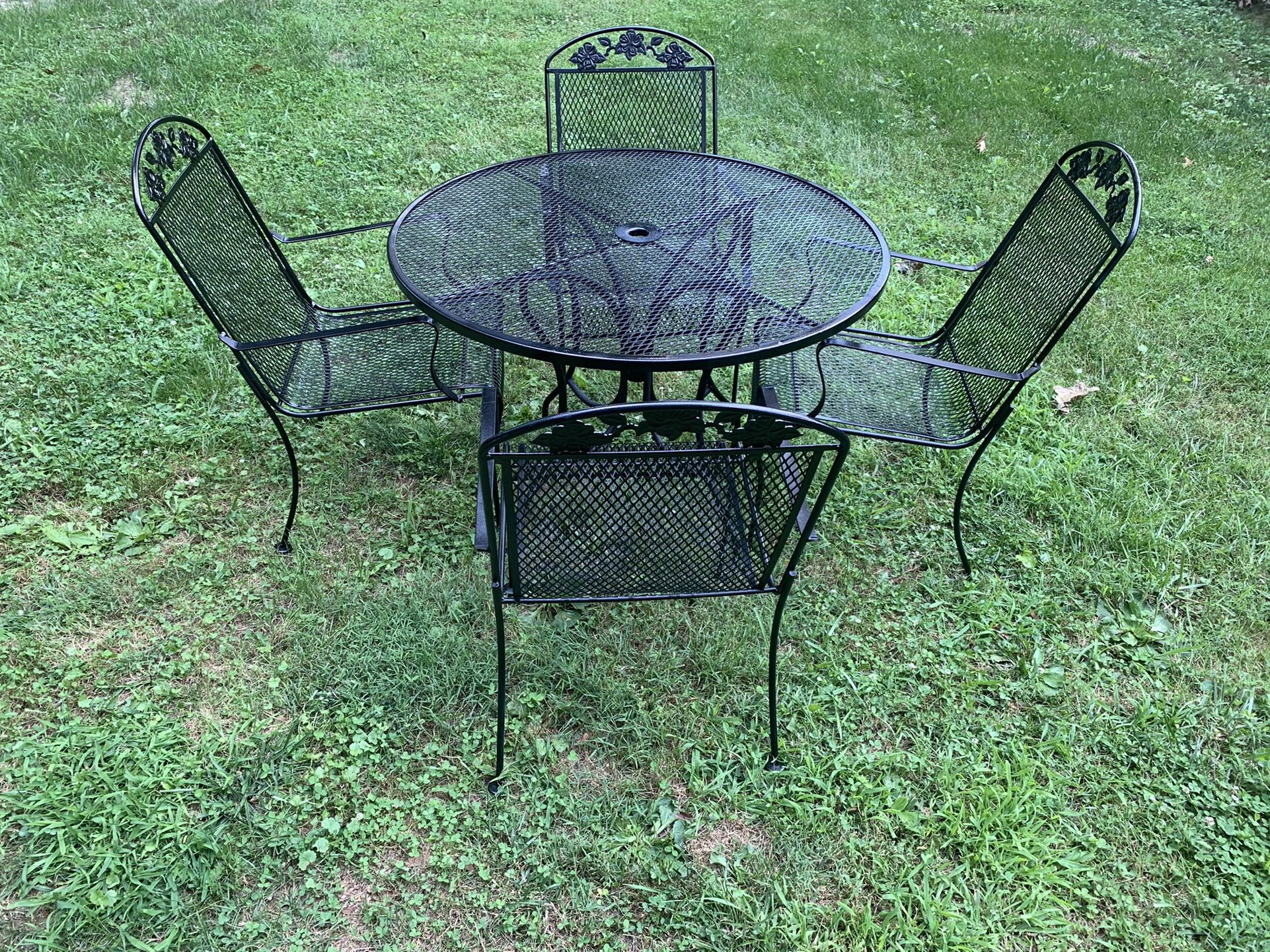 Beautiful wrought iron patio set table and 4 chairs