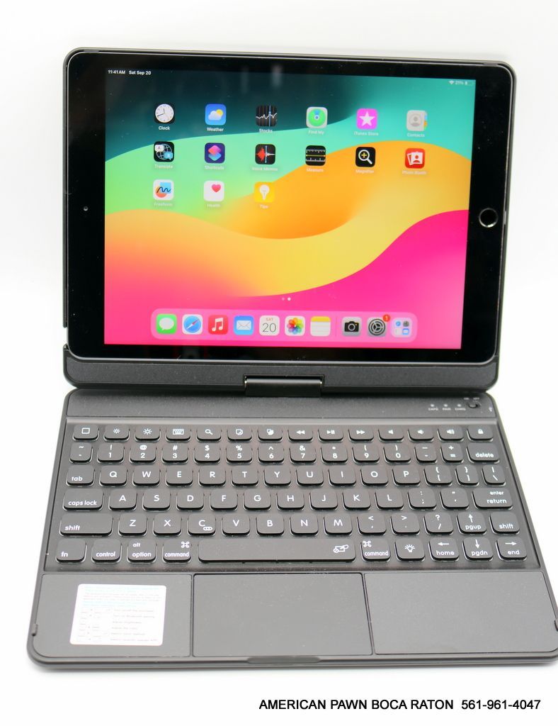 Apple iPad 8th Gen 32GB Space Gray MYL92LL/A WiFi only with keyboard 