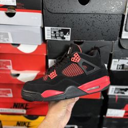 Jordan Red Thunder 4s size 9.5 VNDS