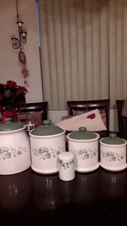 5 contains and 1 salt shaker