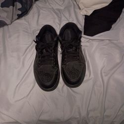 Jordan 1 Low, Triple Blacks