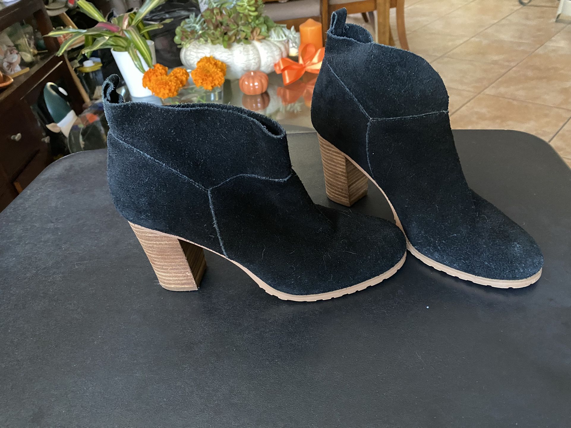 Crown Vintage Black Suede Zip-Up Heeled Ankle Boots