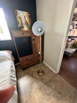 Floor stand lamp.