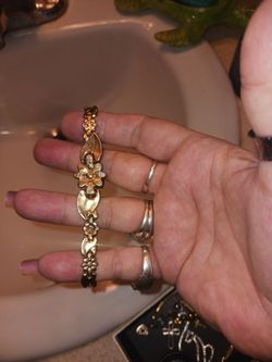 GORGEOUS 10KT GOLD BRACLET 1ST 150 GETS IT YES ITS GOLD....