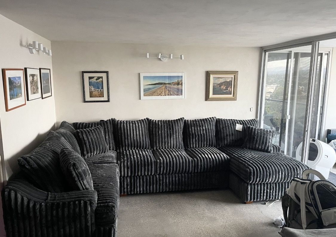 $1499 Sectional Extra Large - Til Supplyโs Last