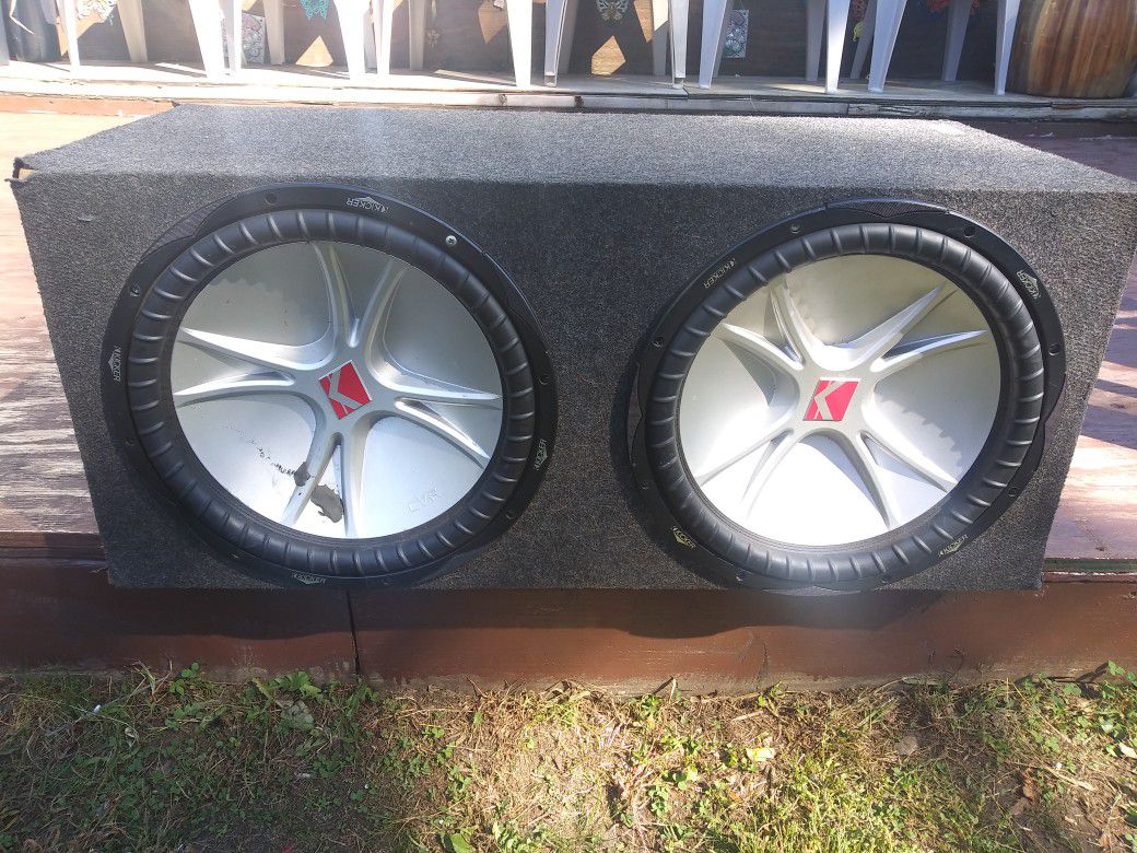 Size 15" Kicker with box amps 400w kenwood and a 1200w