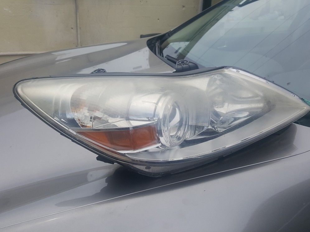 2011 Hyundai Genesis light