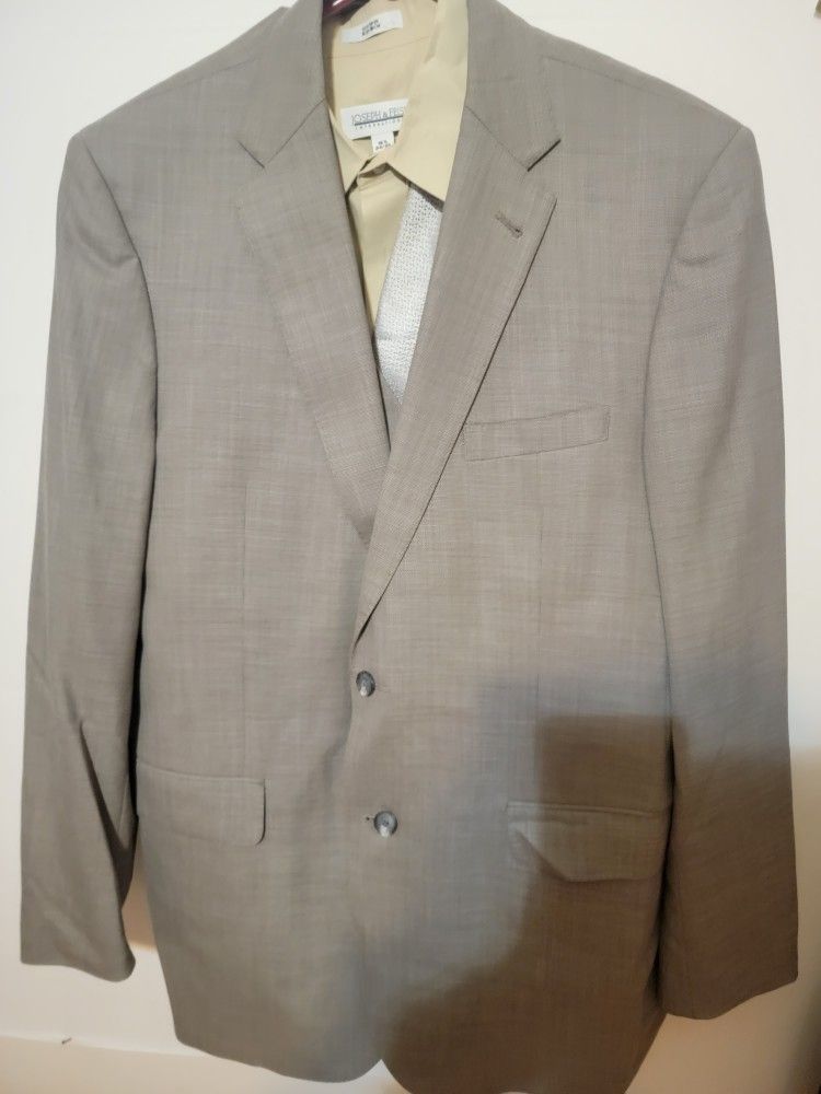JOS. A. BANK 3 PC SUIT GRAY TIE & LONG SLEEVE