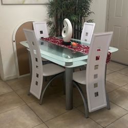 juego de comedor casi nuevo