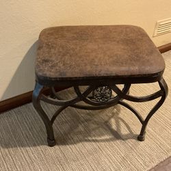 This brown footstool measures 18 inches in width, 15 inches in depth, and 17 inches in height