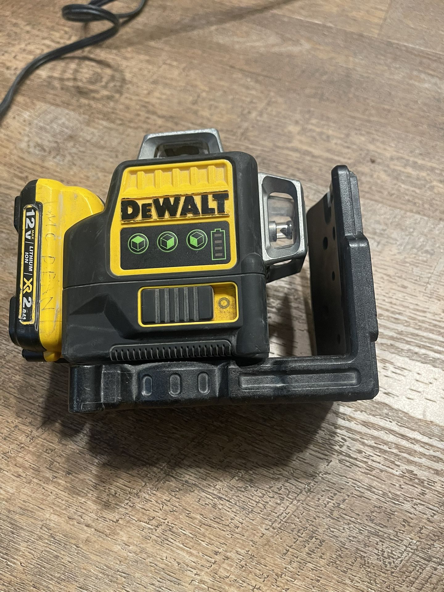 Leiser Dewalt