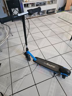 Razor Black Label E100 Electric Scooter