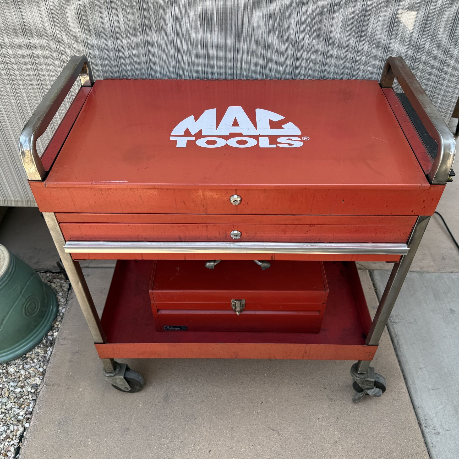MAC TOOLS ROLLING LOCKABLE TOOL CART WITH KEY