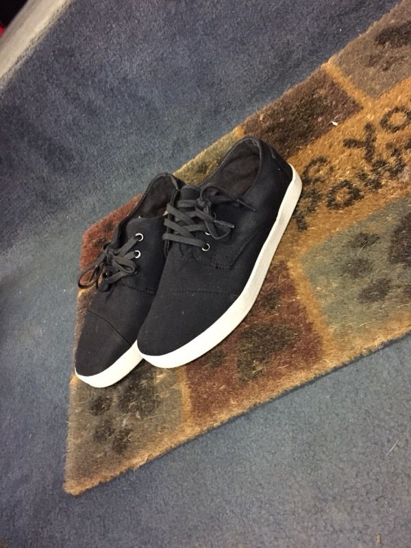 Men’s Toms 9