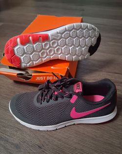 Nike Women's Shoes Size 7.5