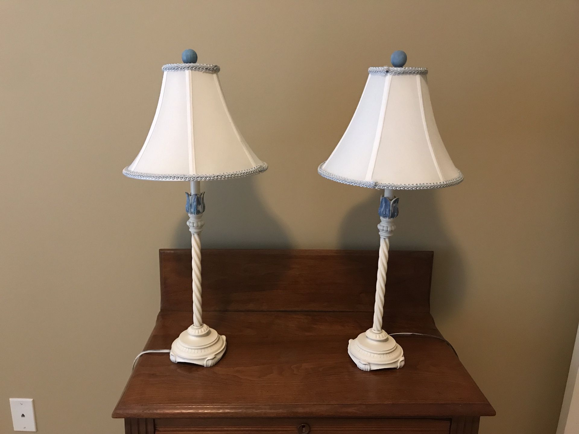 Great bedside lamps, sold as pair