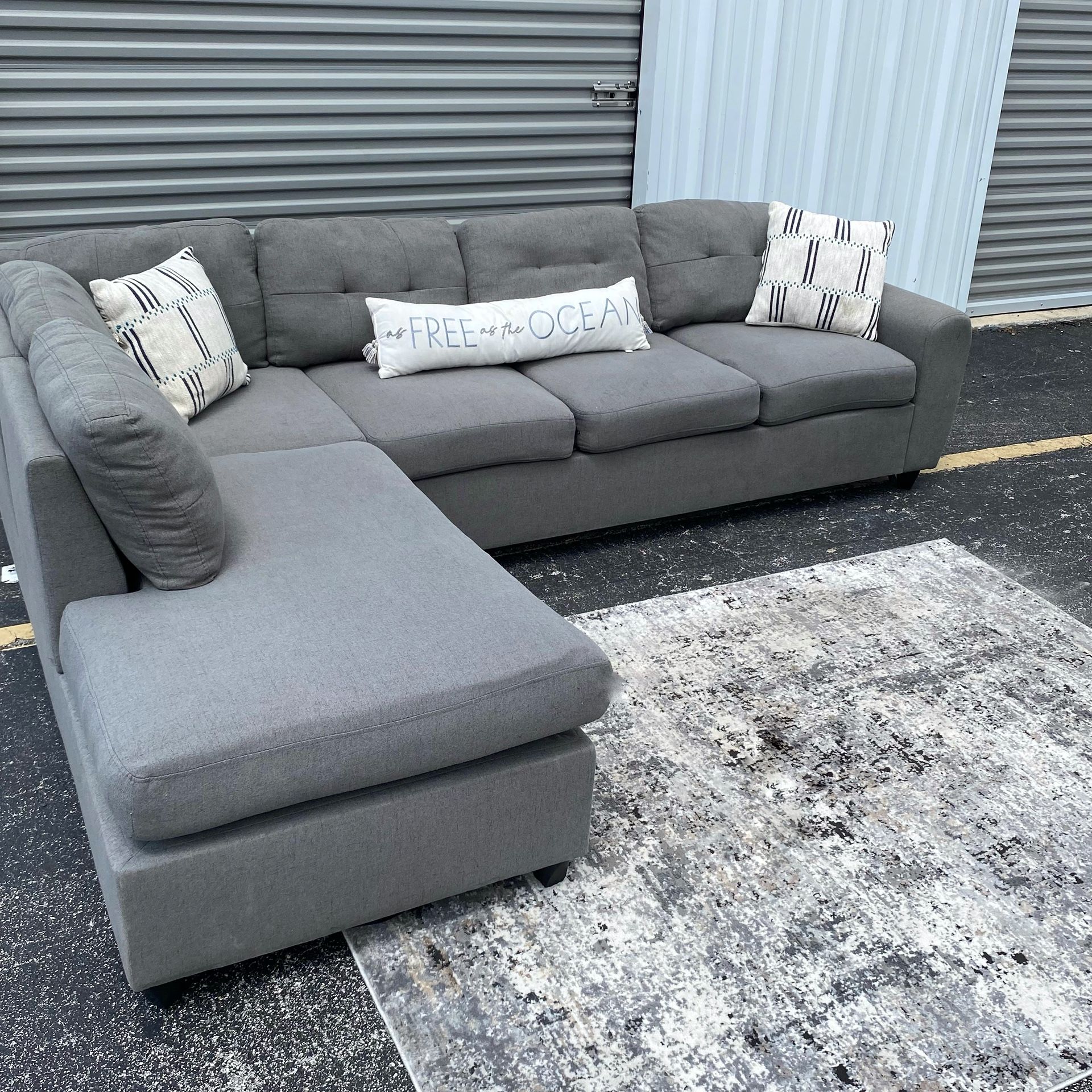 Like New Elegant Grey Sectional Couch/Sofa(Delivery Available🚛)