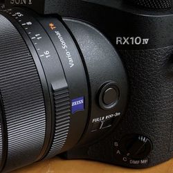 Sony DSC-RX10M4 Camera