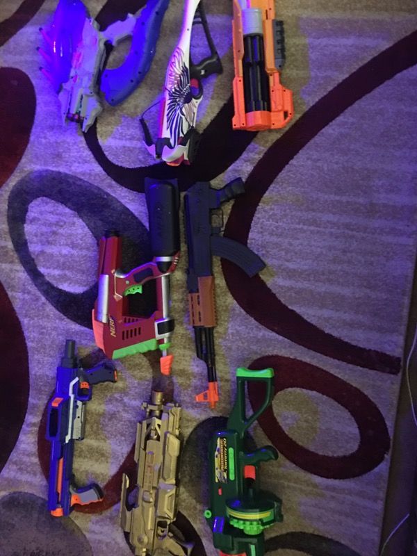 Nerf guns and 1 light up gun working and 1 halo gun (no bullets or magazine) also do trade the gold,crossbow,and blue gun is gone