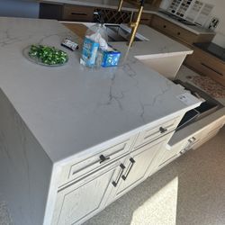 Kitchen cabinets – showroom set, pickup only (new & display)