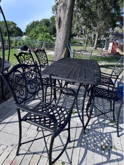 High aluminum table with six chairs in very good condition. I'm asking $250;