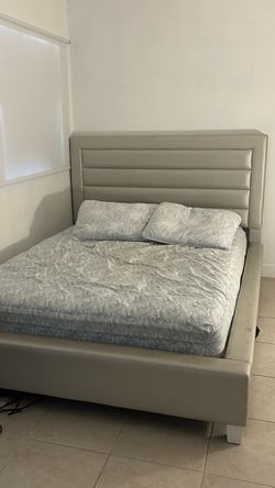 Cama queen con colchón incluido el colchón es nuevo 3 meses de uso