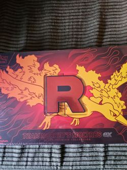Pokémon Team Rocket's Moltres ex Ultra Premium Collection