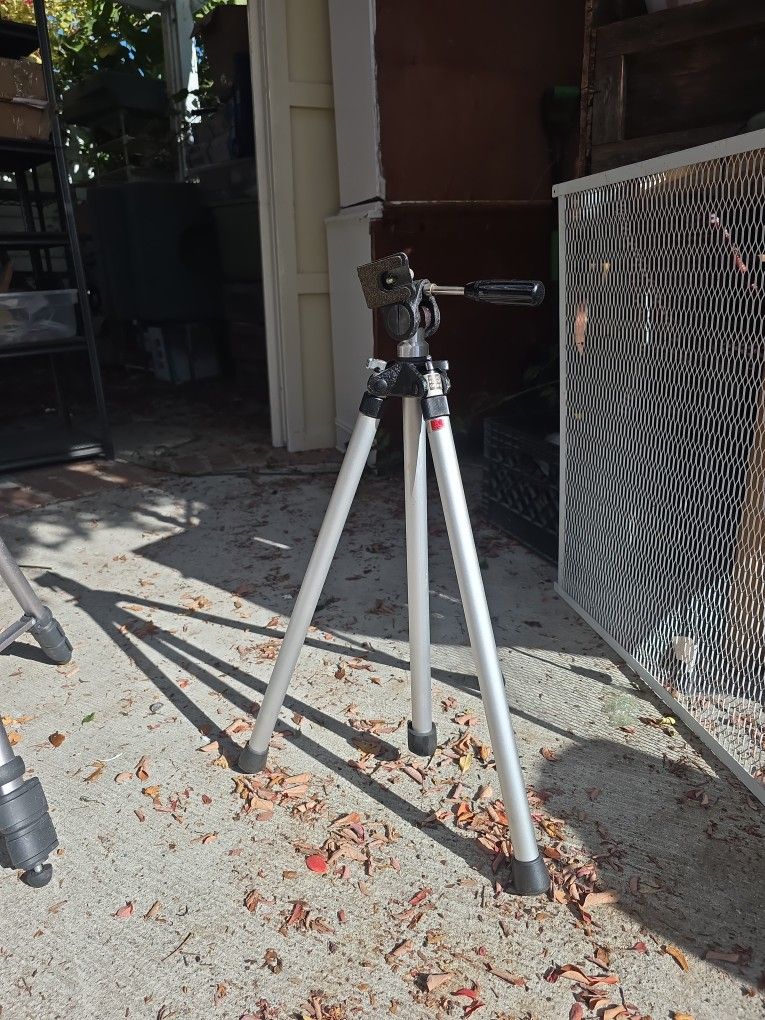 W o l t camera tripod