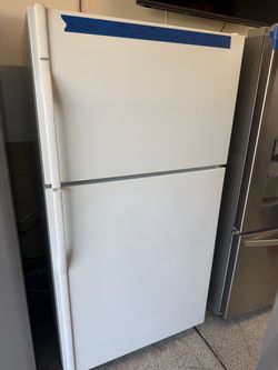 White Top-Freezer Refrigerator with Ice Maker