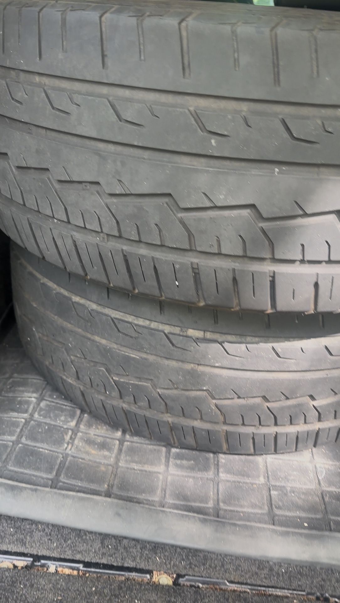 2 Tires 275 40 22