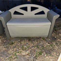 Rubbermaid Storage Bench