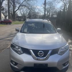 Nissan Rogue  SV. AWD  2016