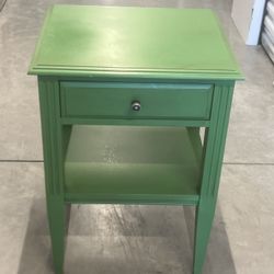 Ethan Allen Wood Nightstand with 1 Drawers Hand Painted Green Gorgeous. The paint job was well done. Used in good condition with some cosmetic blemish