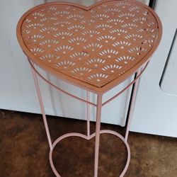 METAL HEART SHAPED PLANT STAND 