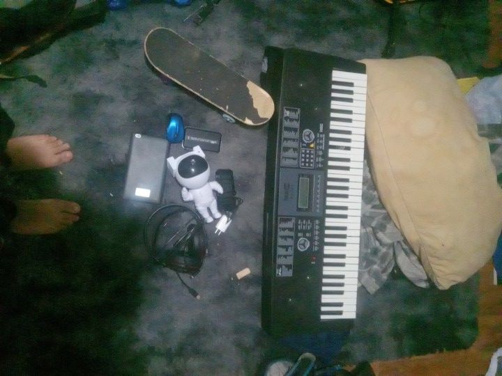 Electronic Keyboard Qn Other Stuff Make An Offer The Piano Is Originally 250 I'm Only Asking $90 To $100