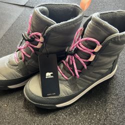 NEW Sorrel Insulated/waterproof Boots Size 4