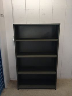 Metal bookshelves in good conditions