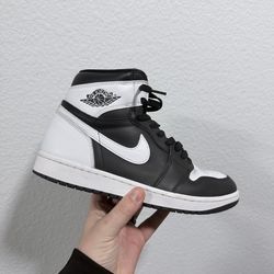 Jordan retro 1 high black and white