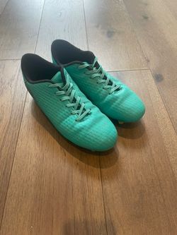Soccer Cleats - Men's Size 6