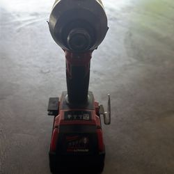 Milwaukee drill with battery 5.0