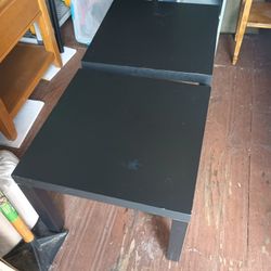 Set Of Two Wood Black Side Tables In Good Condition 